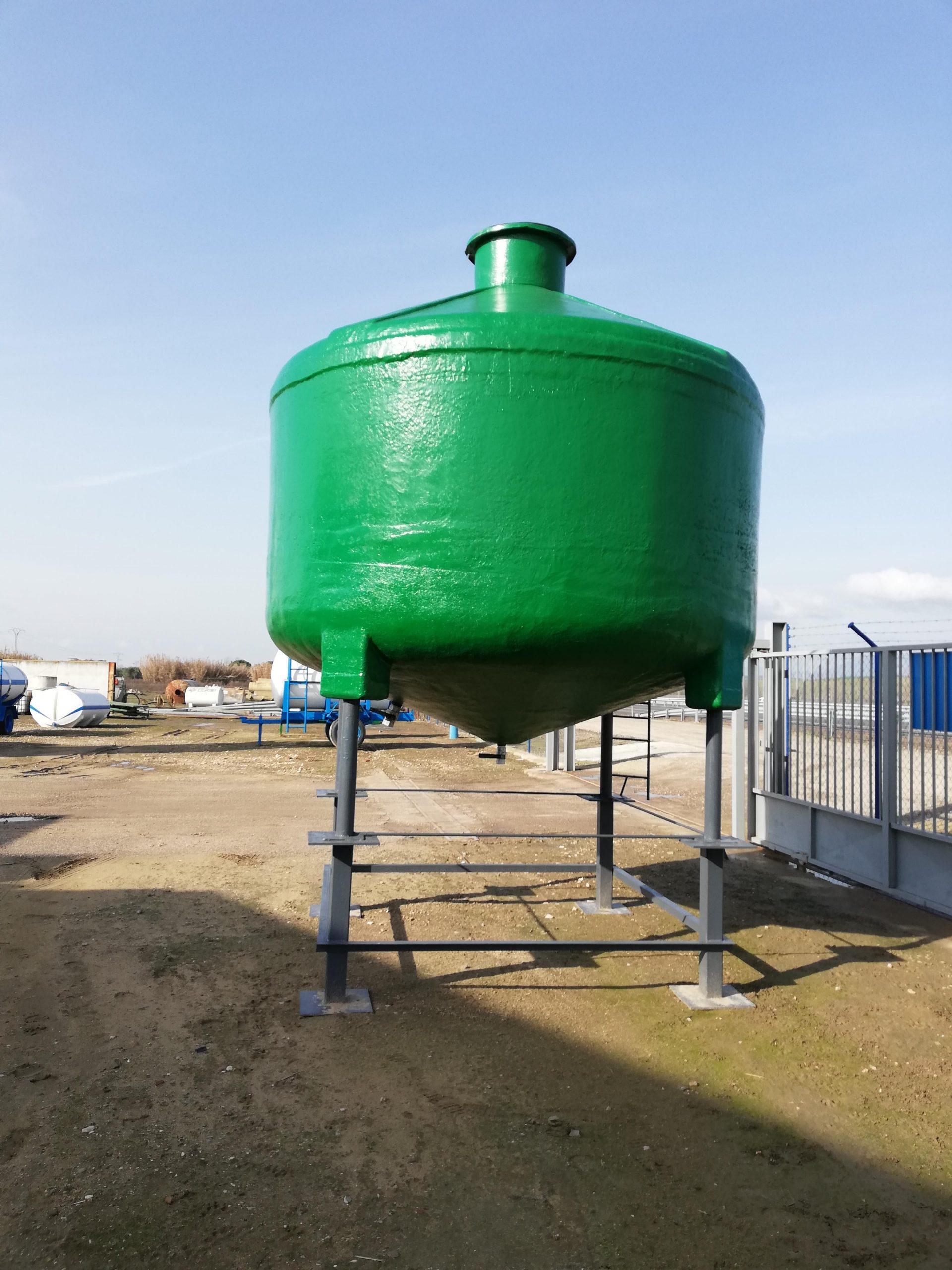 Depósito de agua vertical con patas 20.000 litros